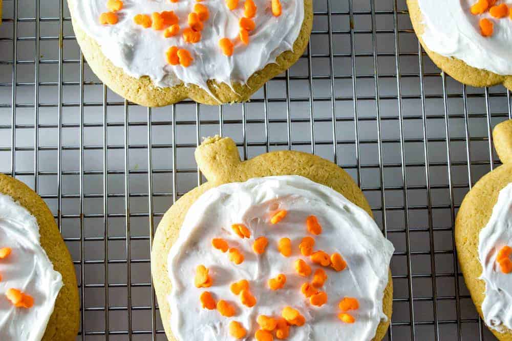 pumpkin-shaped-halloween-cookies